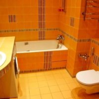 Foto dell'interno del bagno combinato in tonalità carota