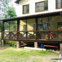 Una terrazza all'aperto collegata alla casa di campagna