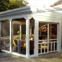 Terrazza in campagna con pali in legno bianco