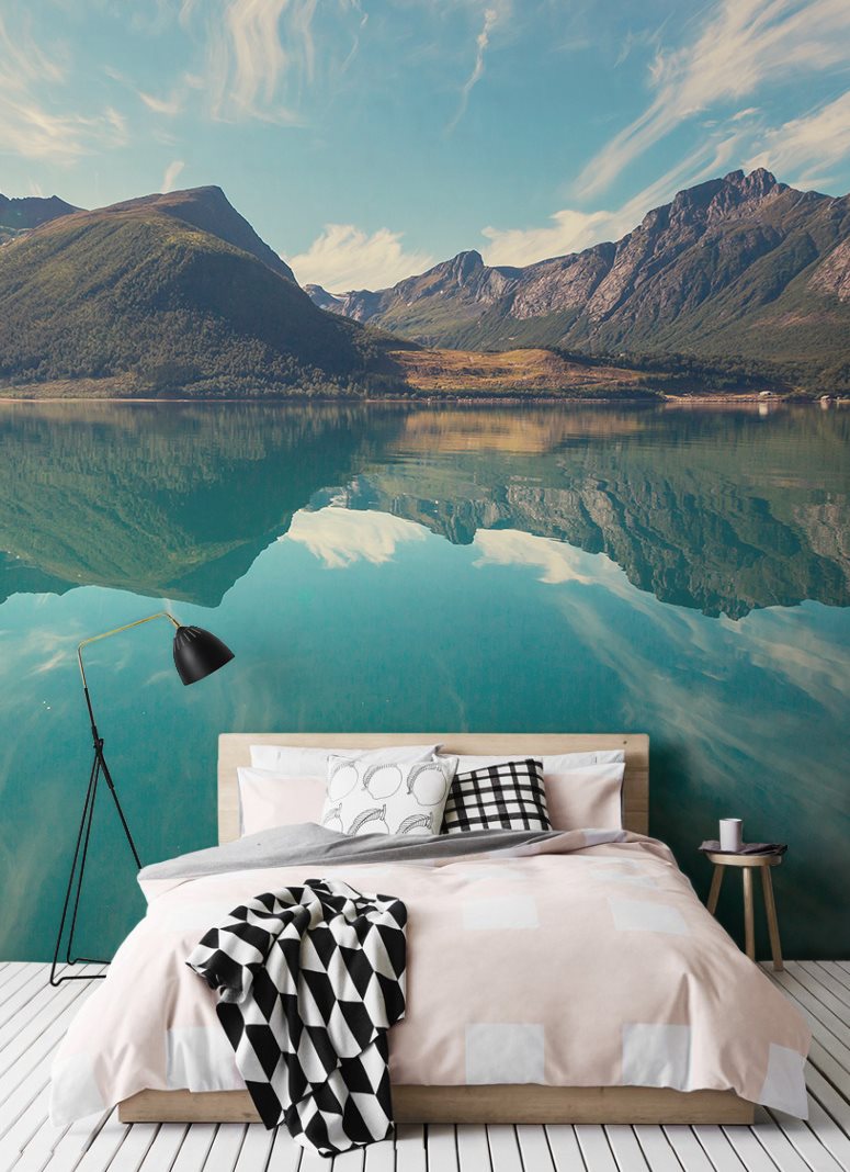 Planine i jezero na zidnom zidu u unutrašnjosti spavaće sobe