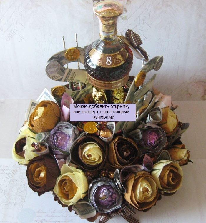 Bottiglia regalo di cognac con un bouquet di cioccolatini