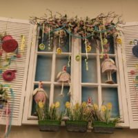 Decorazione festiva della finestra prima di Pasqua