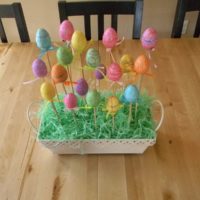 Uova colorate sui sottobicchieri di Pasqua