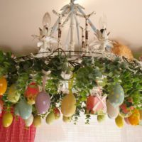 Decorazione di un lampadario con uova di Pasqua per le vacanze di Pasqua