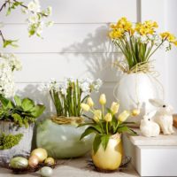 Decorazione d'interni per Pasqua con fiori freschi