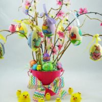 Albero di Pasqua fatto di ramoscelli in un vaso decorato