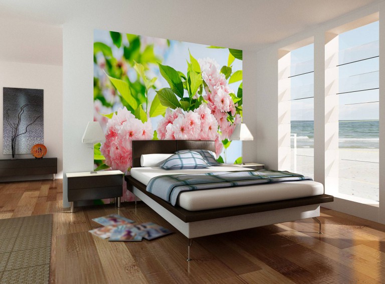 Zidni mural sa svijetlim cvjetovima i lišćem u dizajnu spavaće sobe