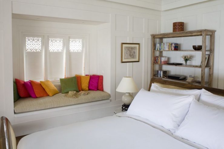 Svijetli jastuci kao dekor za spavaću sobu od 12 četvornih metara