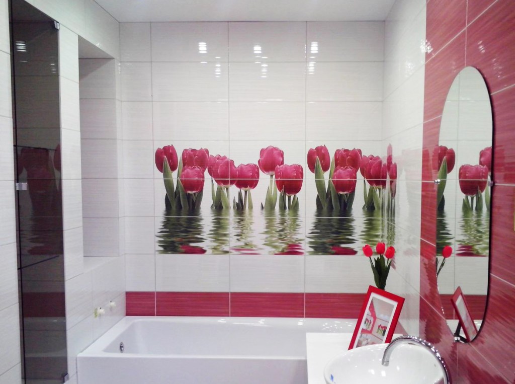 Piastrella con tulipani all'interno del bagno combinato