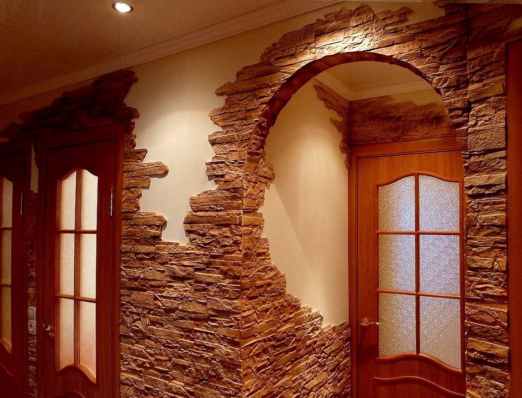 Decoration of the arch in the hallway with artificial stone