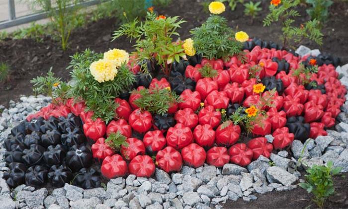 Aiuola da giardino realizzata con bottiglie di plastica