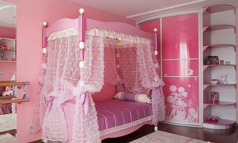 Krevet s četiri plakata u sobi za djevojčicu