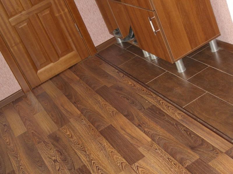 Pavimento in laminato per parquet nel corridoio