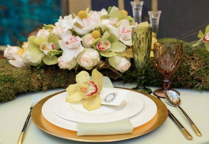 Couverts sur la table de mariage à la place de la mariée