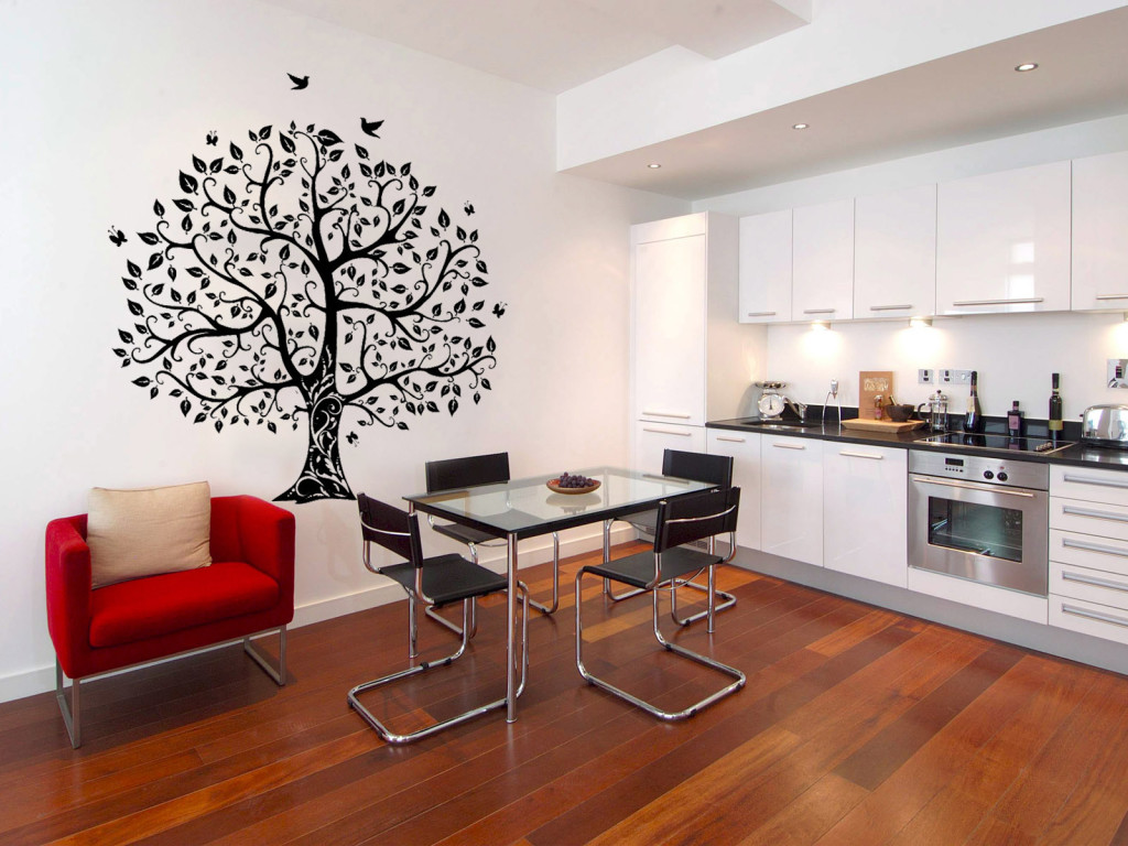 Decorare un muro con un adesivo albero