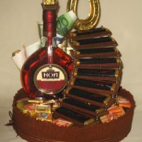 Cognac con dolci come regalo per un uomo