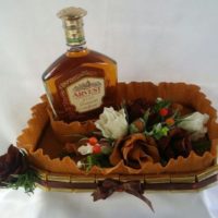 Bouquet come regalo per un uomo con alcol e dolci