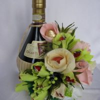 Bellissimo bouquet con alcool come regalo