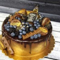 Torta per un uomo amato con una bottiglia di cognac