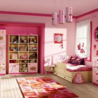 Dječja soba za djevojčicu u ružičastoj svjetlosti