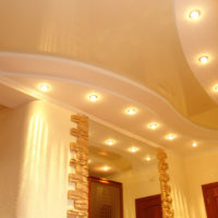 Soffitto teso e luci nel corridoio