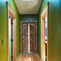 Green color and ancient motives in the interior of the hallway