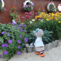 Do-it-yourself flower bed with flowers