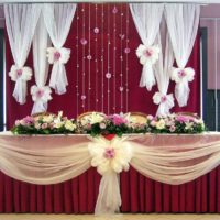 Rok tulle burgundy di sekitar tepi meja pengantin