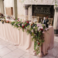 Table de mariage sur le fond de la cheminée