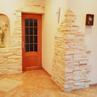 An example of decorating the walls of the hallway with a decorative stone