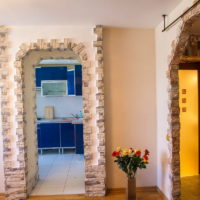 Decoration of doorway arches with natural stone tiles