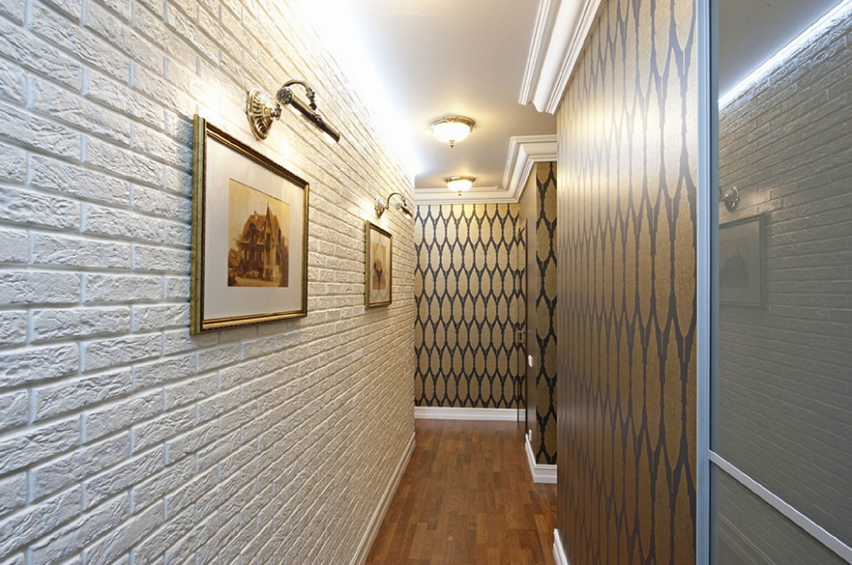 The combination of stone and wallpaper in the design of the hallway