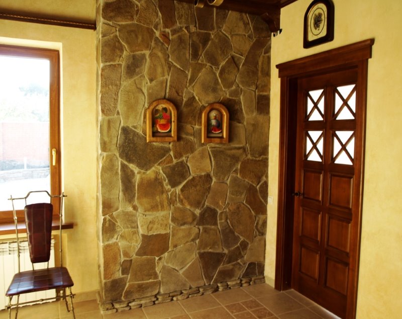 Wall decoration in the entrance hall with natural sandstone