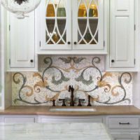 Panel apron di atas sink dapur