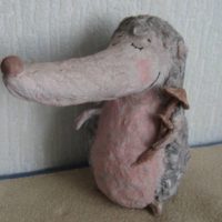 Patung Papier-mâché di bahagian dalam bilik