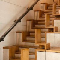 idée d'un escalier intérieur lumineux dans une image de maison honnête