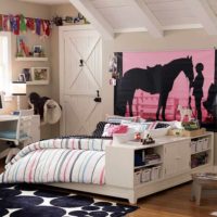 exemple d'un intérieur inhabituel d'une chambre d'enfants pour une photo de fille