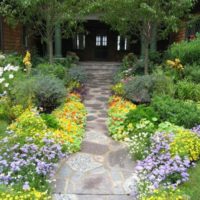 Aiuole con fiori lungo i bordi del percorso del giardino