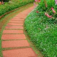 Laluan taman konkrit merah