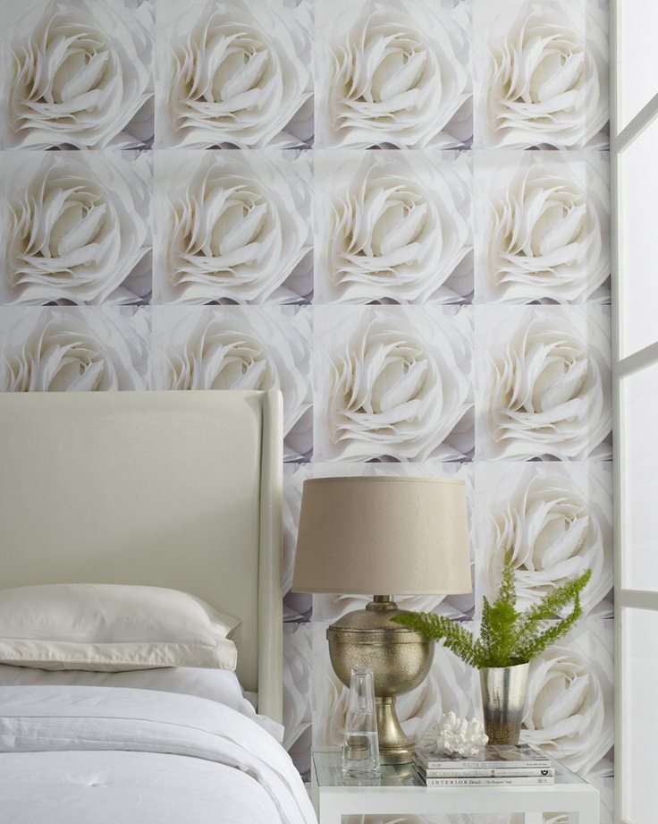 Bijele ruže na muralu u ženskoj spavaćoj sobi