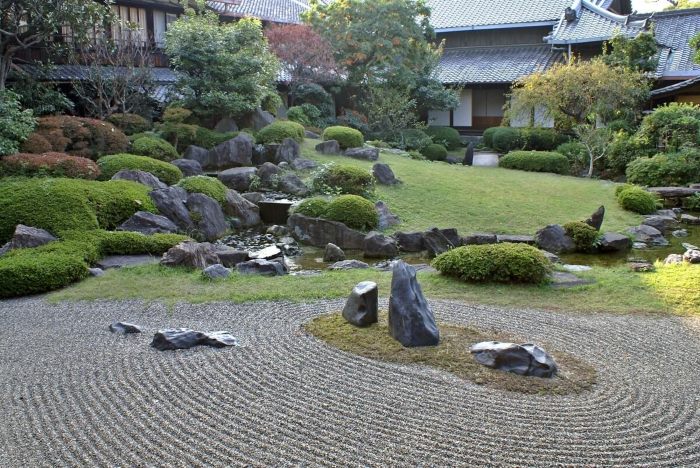 Giardino roccioso in stile giapponese