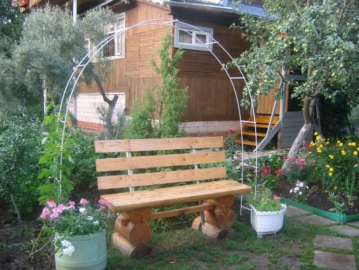 Panca da giardino fatta in casa e pergola leggera