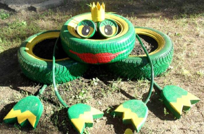 Composizione del giardino di vecchie gomme di automobile