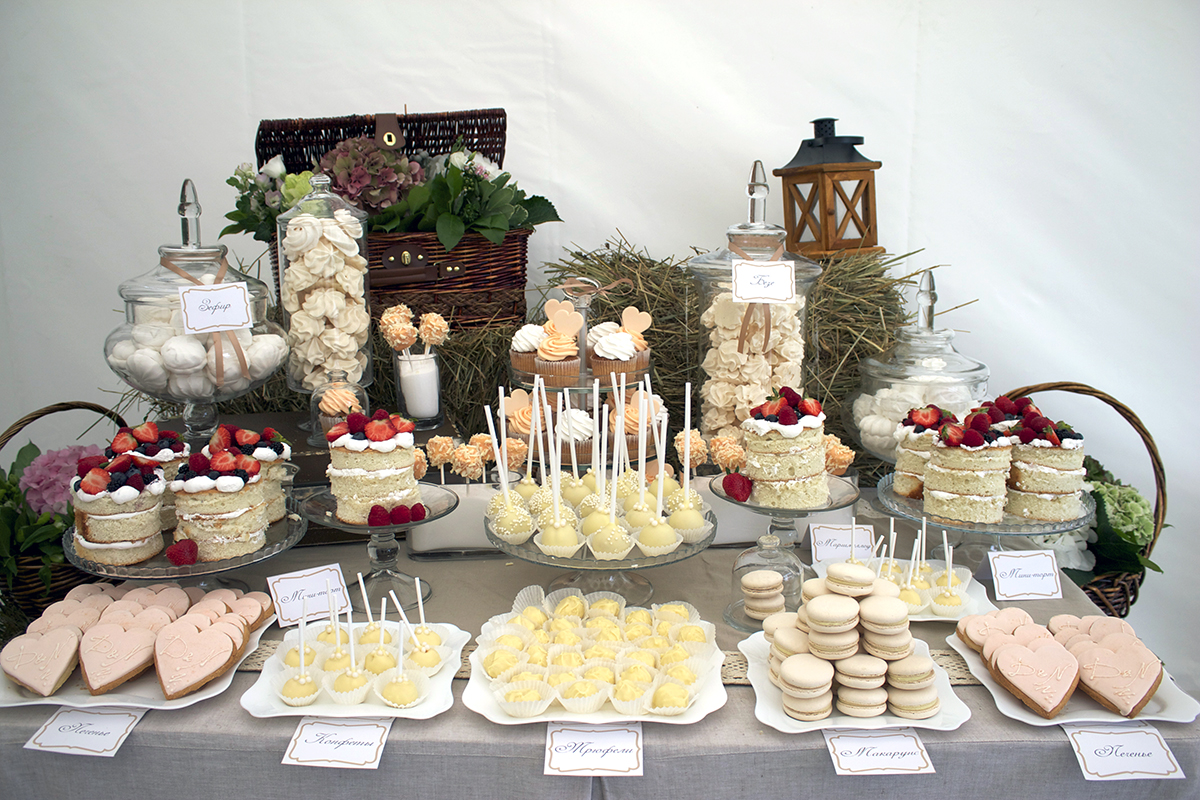 Preparare un dolce tavolo fai-da-te a un matrimonio