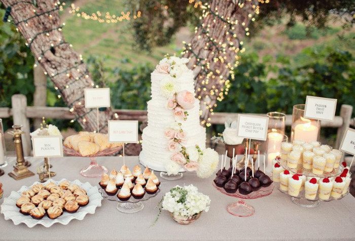 Réglage de la table lors d'une fête de mariage