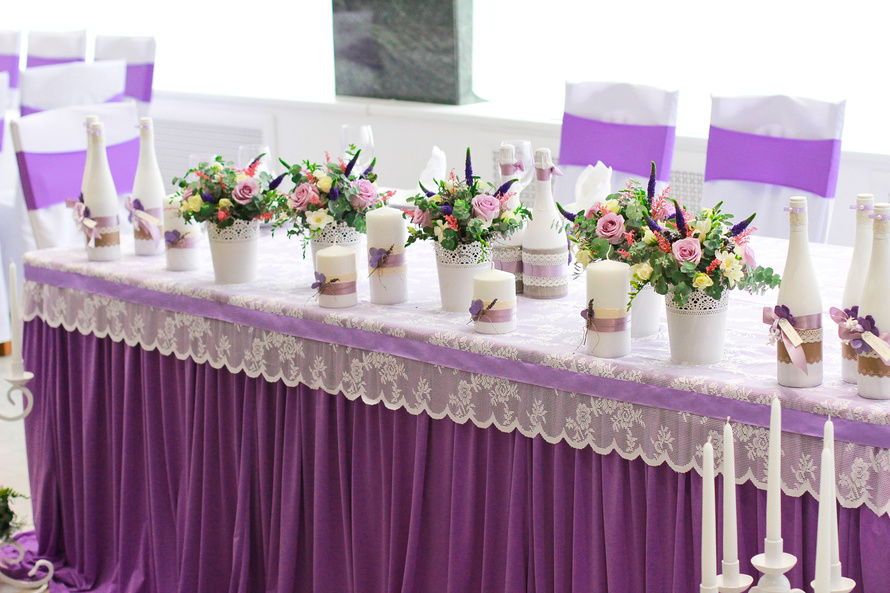 Decorating the wedding table of the newlyweds in the style of Provence