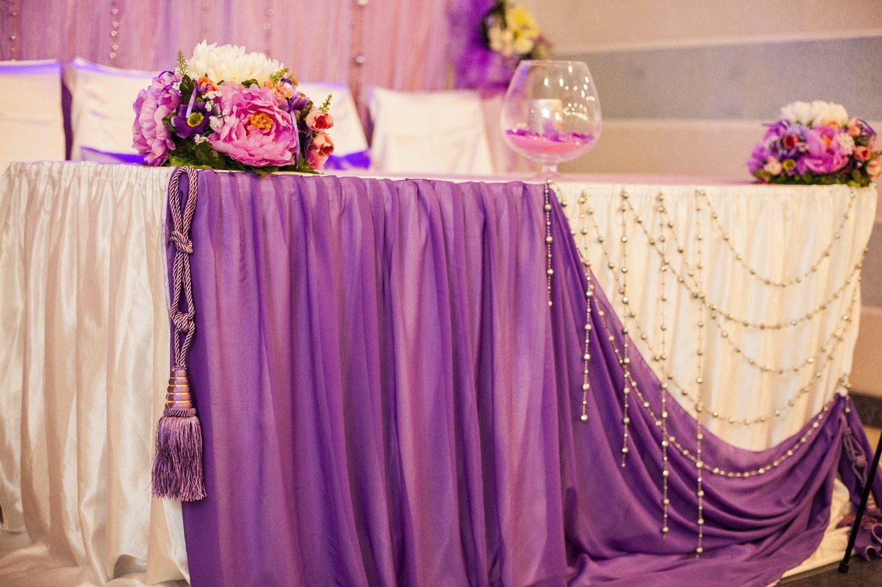 Décorer le bord de la table de mariage avec un tissu épais