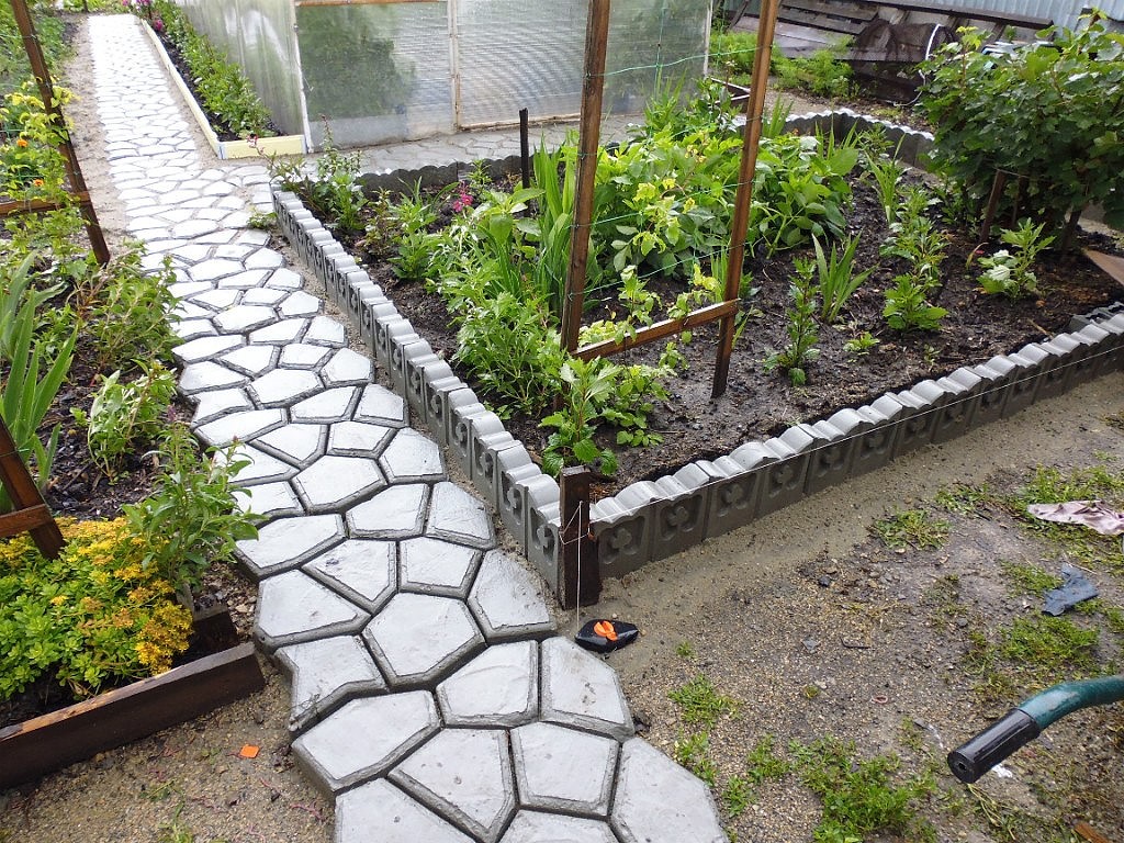 Allée de jardin en carrelage en béton fait maison