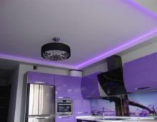 varijanta svijetlog dizajna stropa na kuhinjskoj fotografiji