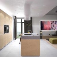 Un esempio di un design luminoso del soffitto in cucina